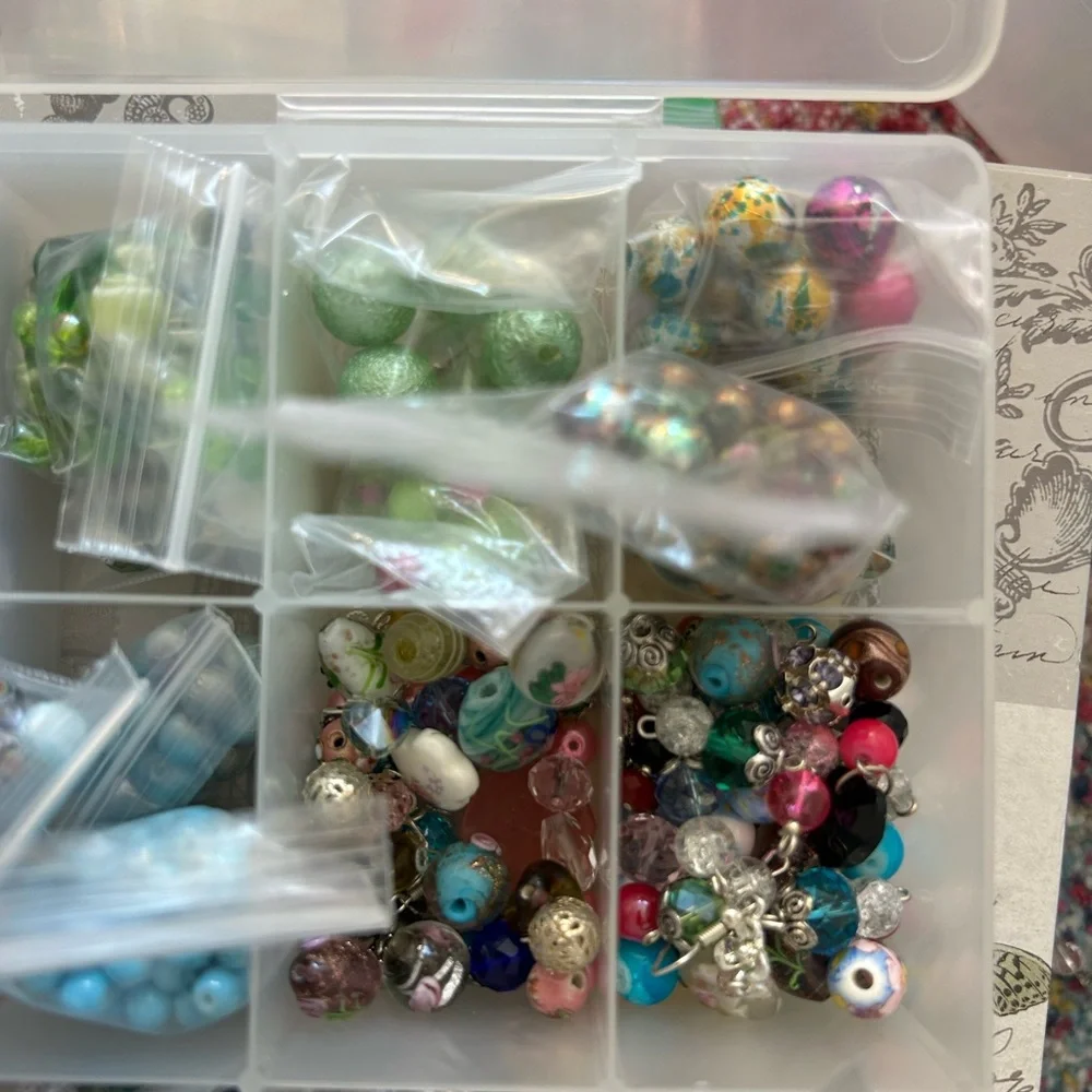 HUNDREDS OF BEADS FOR JEWELRY MAKING GEMS PEARLS HAND PAINTED